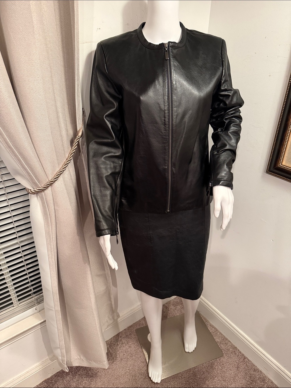 DKNY SLEEK BLACK LEATHER COLLARLESS ZIPUP  SIZE 8